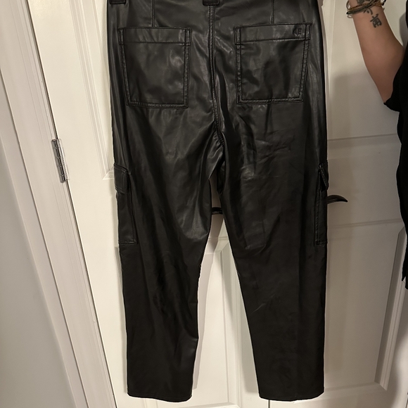 American Eagle AE Stretch High-Waisted Vegan Leather Straight Cargo Pant Size 6 - Picture 3 of 4